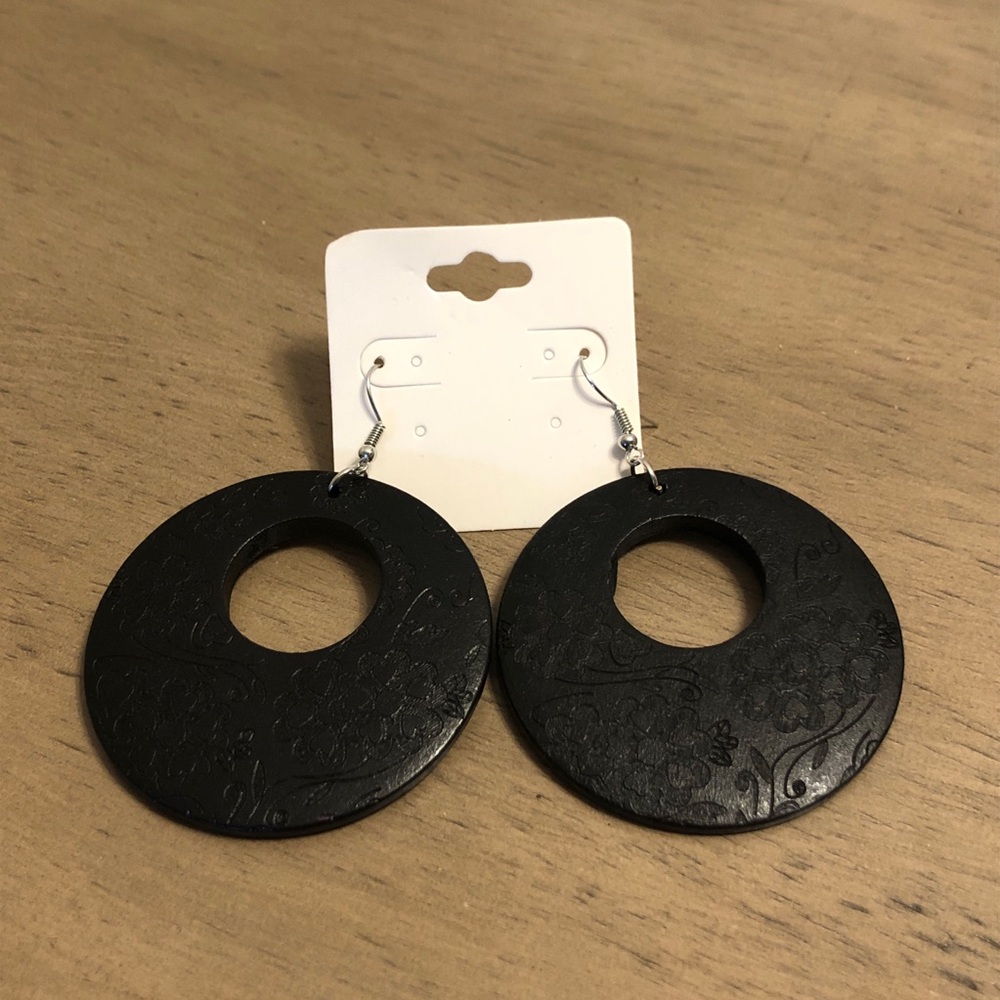 Black Floral Engraved Circle Earrings
